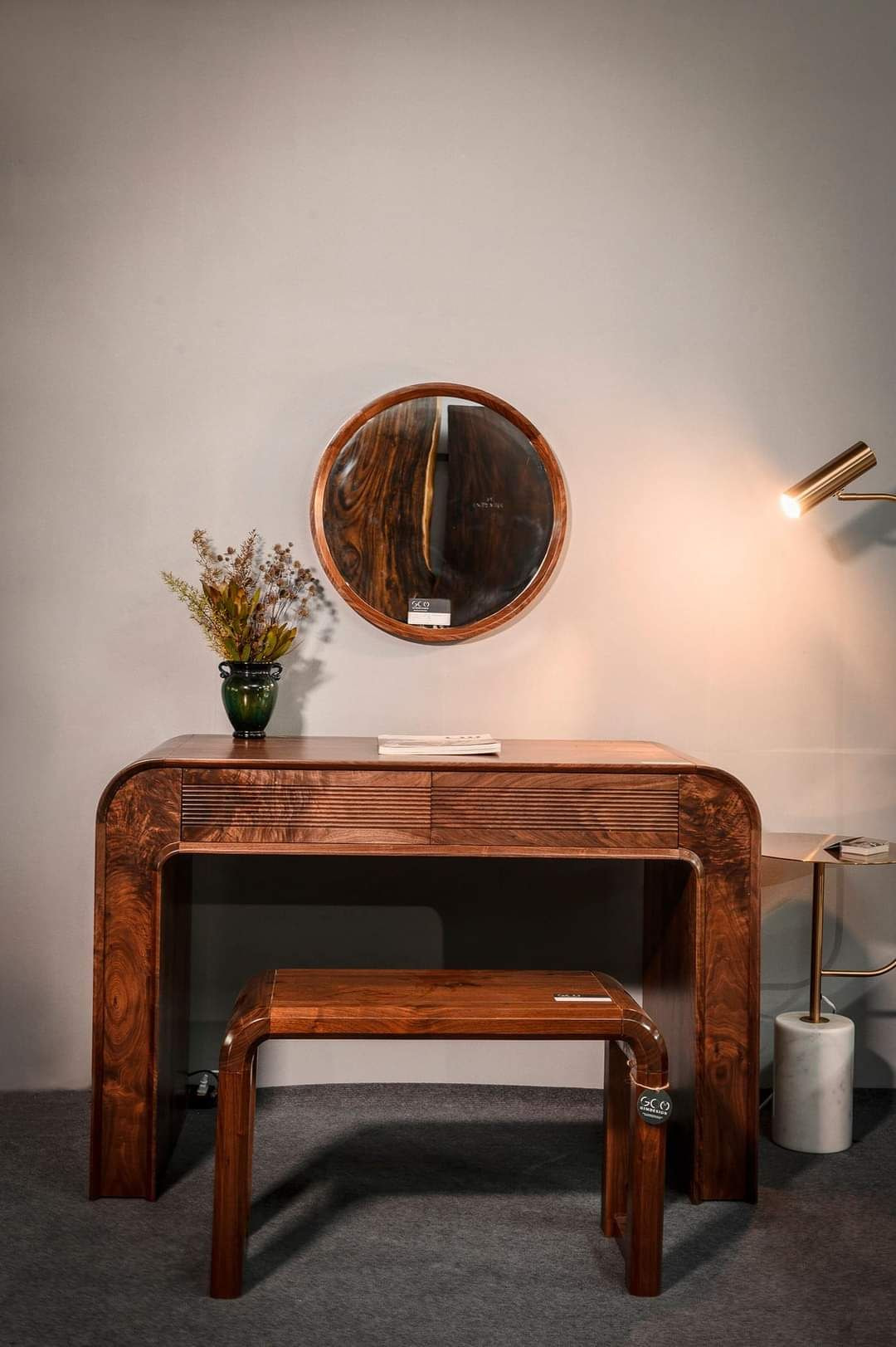 Mẫu 7: Sự đẳng cấp, sang trọng của bàn trang điểm đến từ màu đỏ nâu của gỗ óc chó