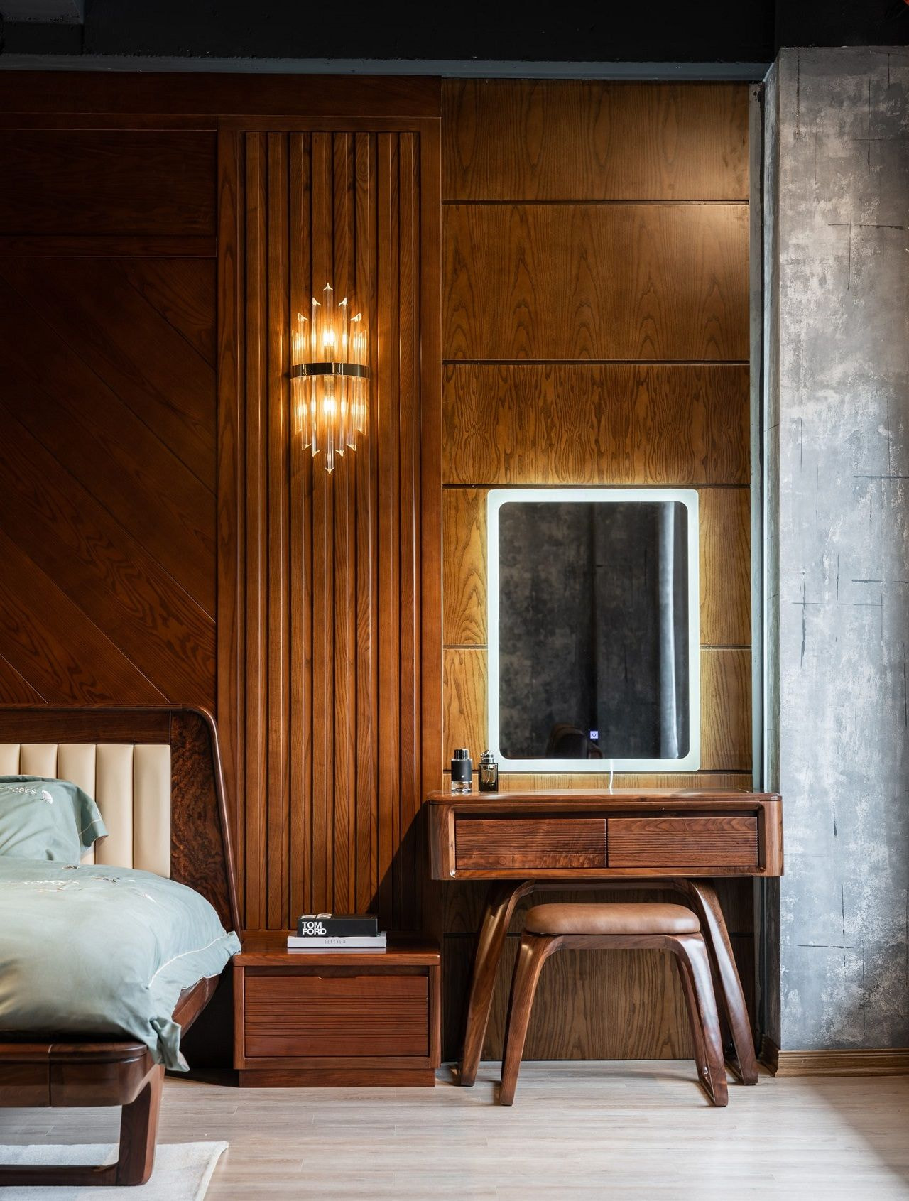 Mẫu 11: Tối ưu ánh sáng và sự rực rỡ cho bàn trang điểm nhờ gắn led gương soi