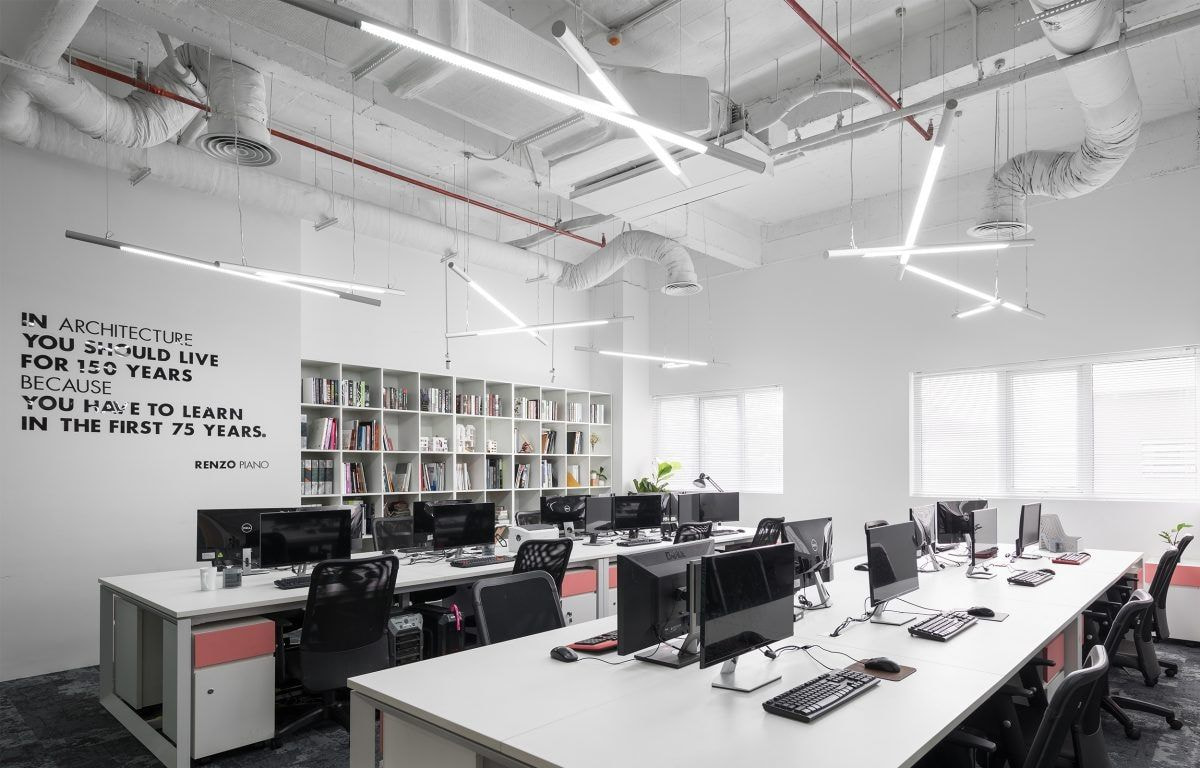 Mẫu văn phòng nhỏ sử dụng gam màu trắng sáng tạo cảm giác rộng rãi, thoải mái