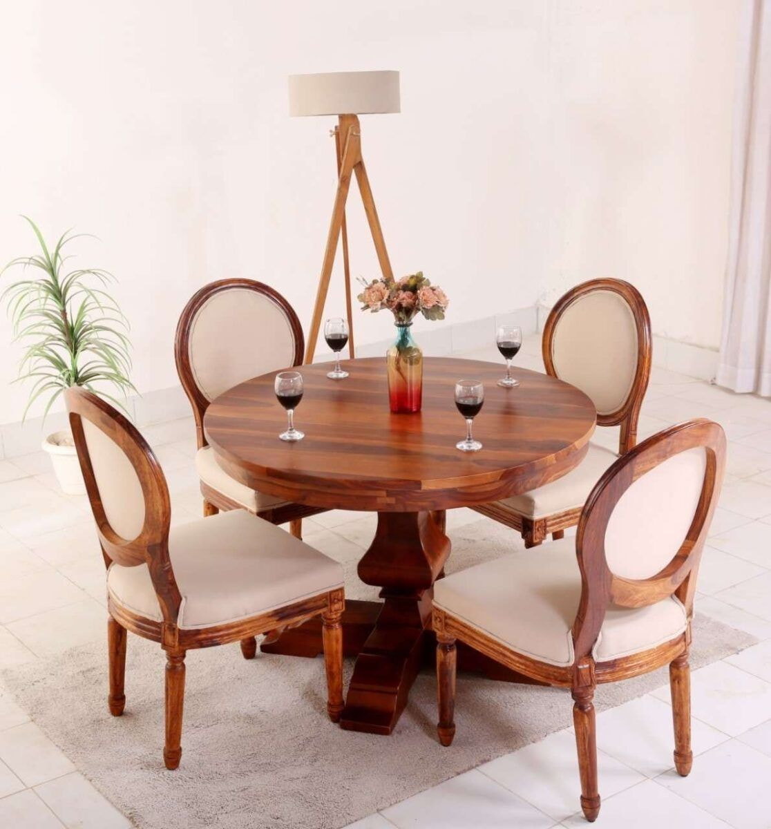 Mẫu bàn tròn thiết kế nhỏ gọn phù hợp mọi không gian phòng ăn ấn tượng với đường bo góc mềm mại