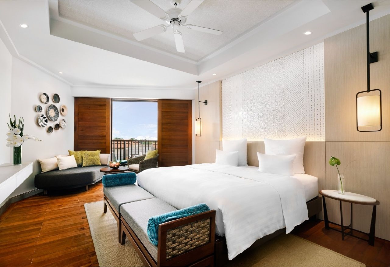 Nội thất phòng Suite với view nhìn ra bên ngoài