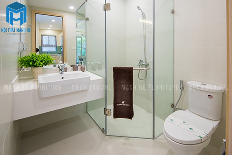 Nhà vệ sinh được lắp nhiều kính giúp không gian rộng rãi và bạn cũng dễ lau chùi hơn