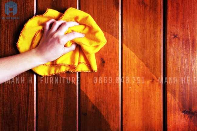 Vệ sinh đồ gỗ nhanh và đơn giản bằng dung dịch nước xịt, dầu đánh bóng
