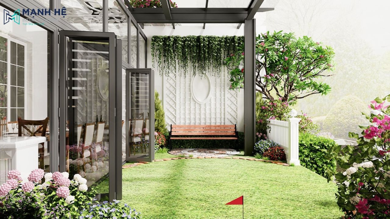 Trang trí nhiều cây xanh tạo không khí thoáng mát cho sân vườn