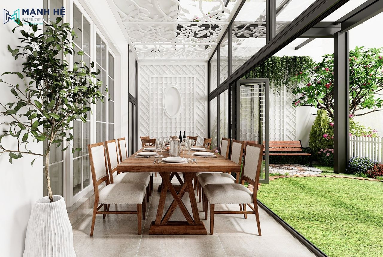 Bàn ăn lớn từ gỗ tự nhiên đặt ngoài sân làm nơi tổ chức tiệc tùng của gia chủ