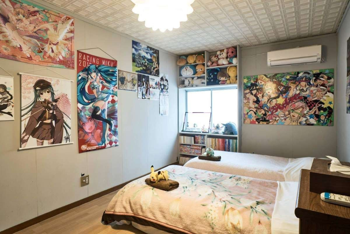 Mẫu 8: Phòng ngủ anime đẹp đơn giản với đồ decor giá rẻ cho bạn nữ