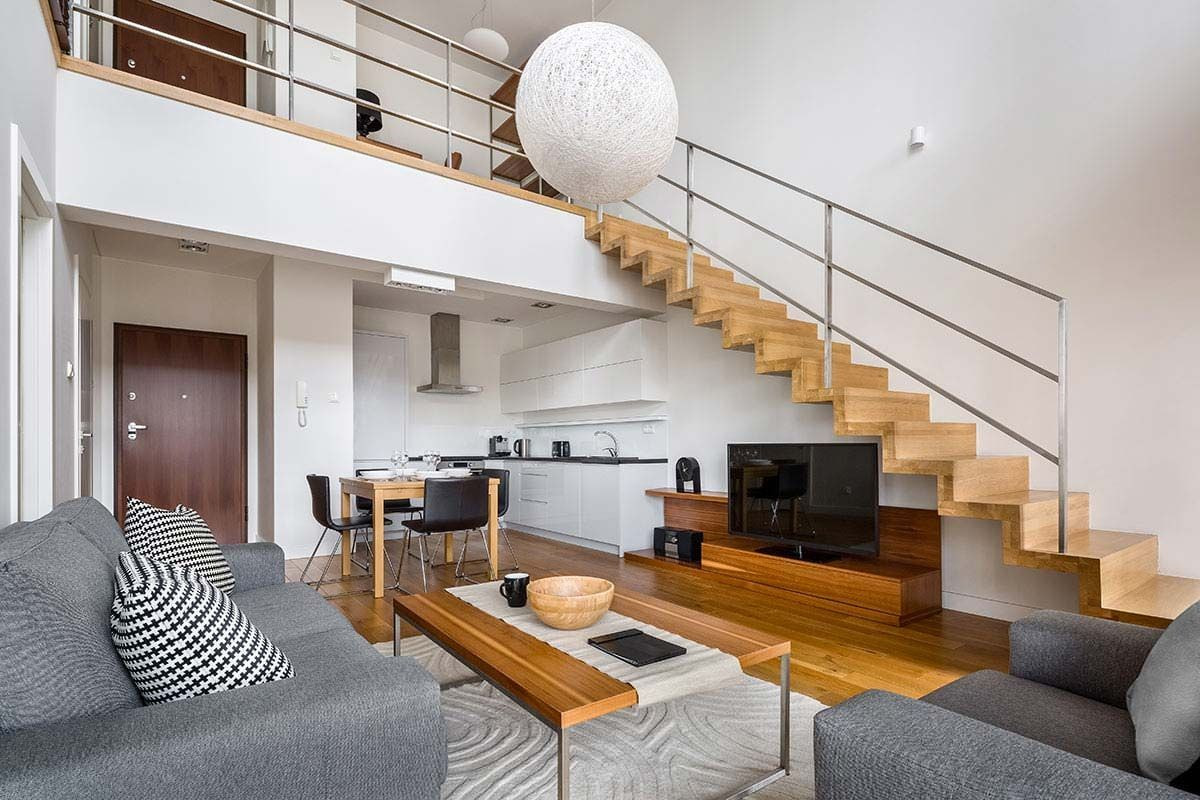 Kệ tivi đặt dưới gầm cầu thang cho căn hộ Duplex