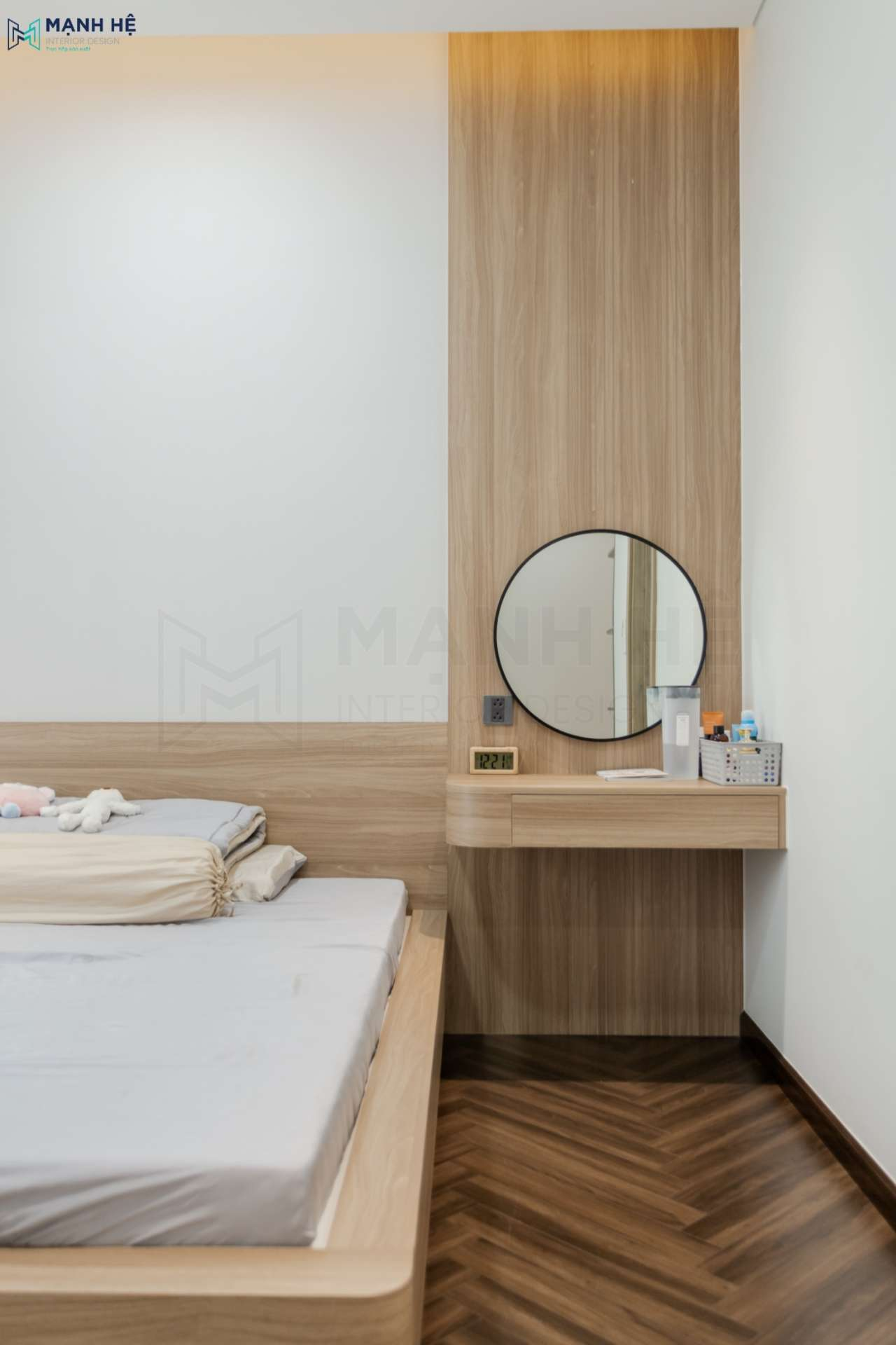 Sử dụng bàn trag điểm treo tường có gắn gương cho gia chủ nữ
