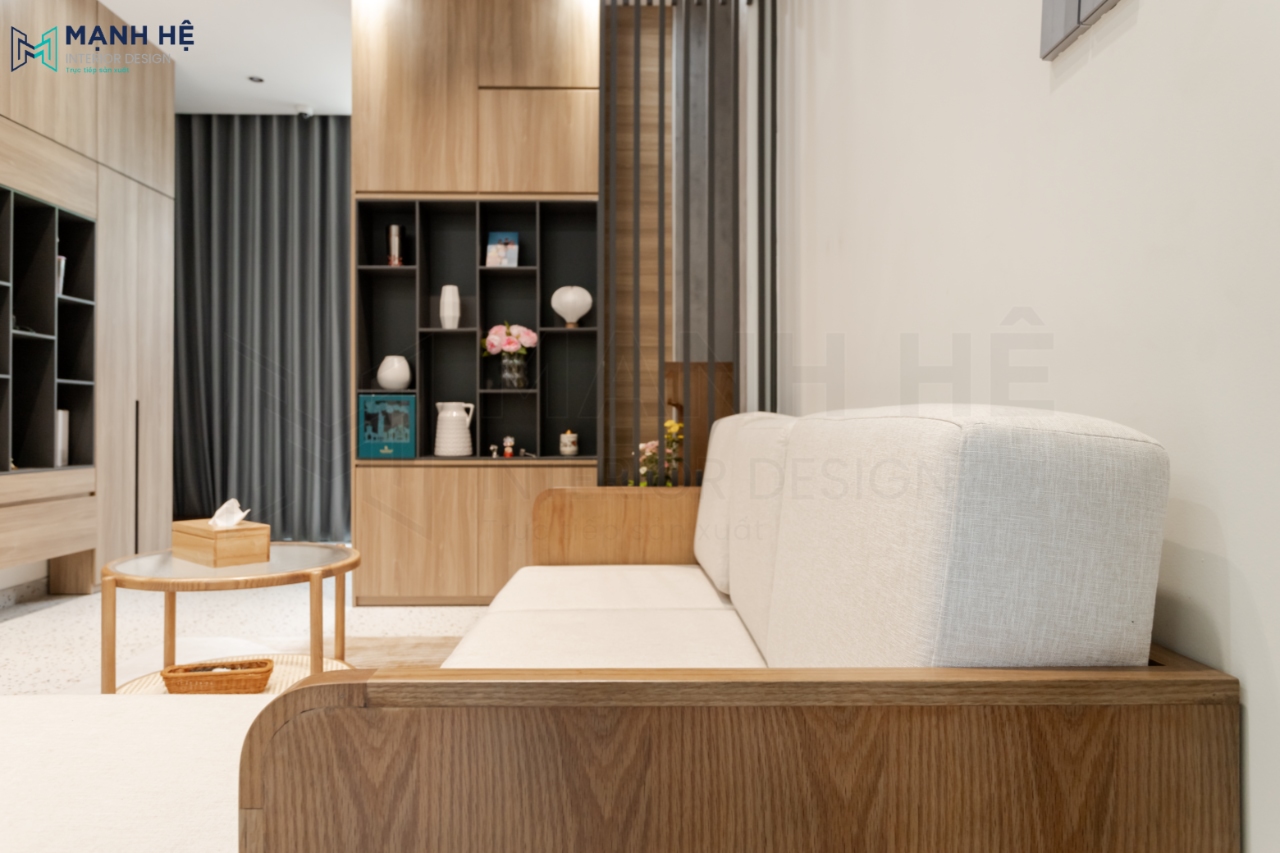 Tủ trang trí cao đụng trần được xem như vách phân chia phòng khách với các không gian khác