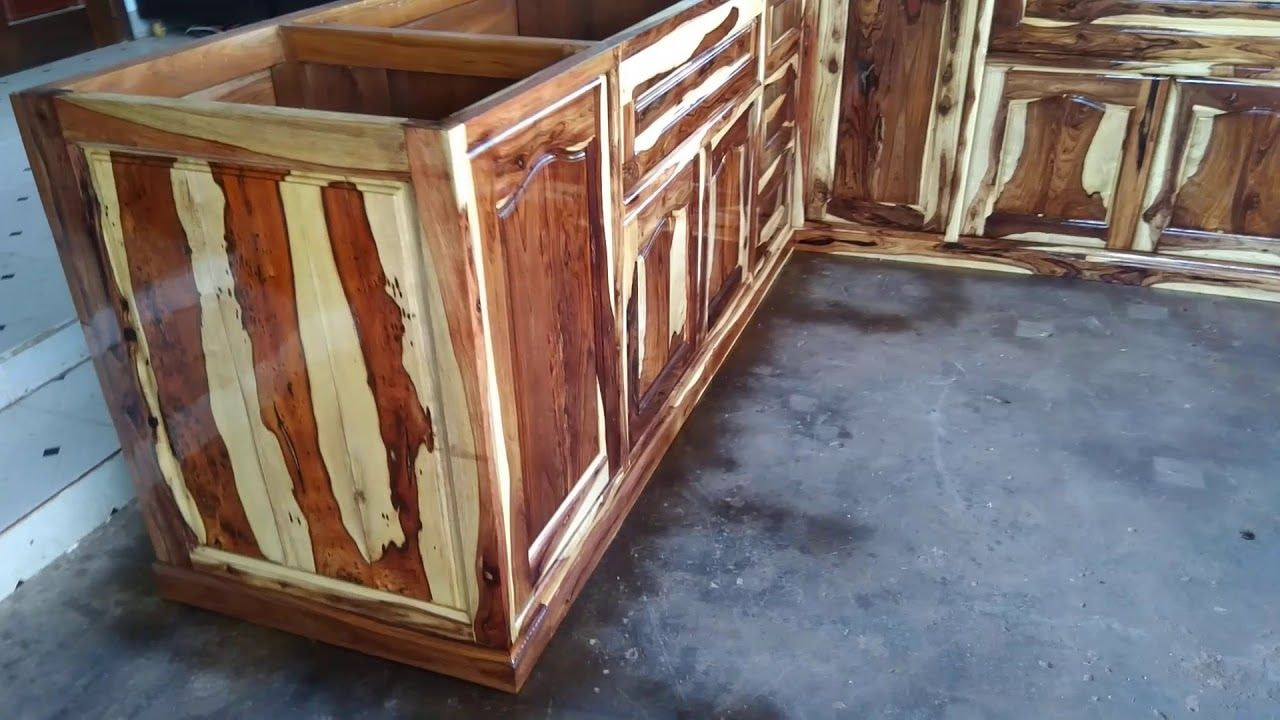 Tủ bếp gỗ Cẩm Lai ấn tượng