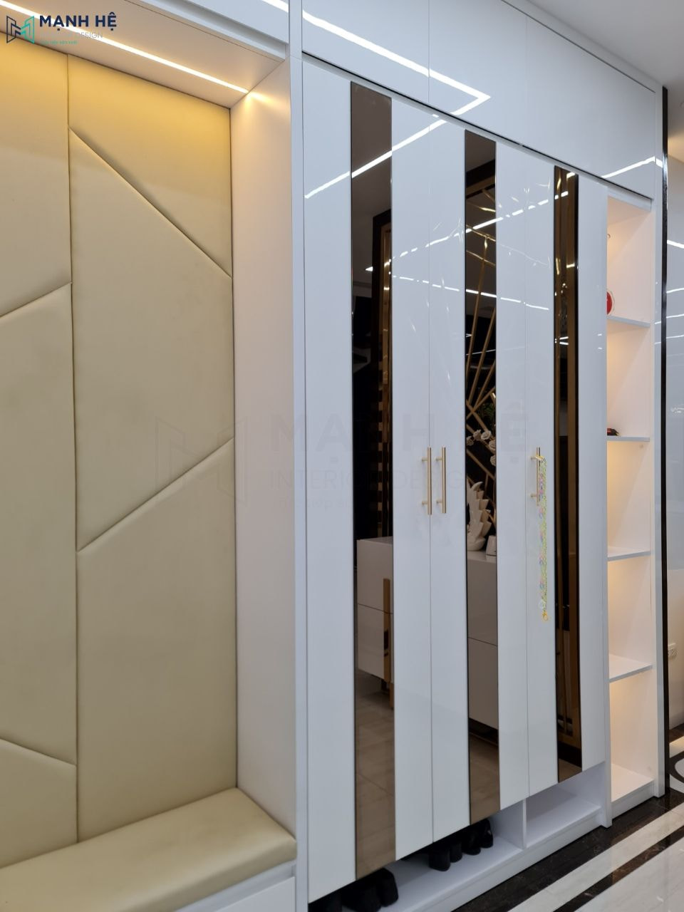 Hệ tủ giày gỗ công nghiệp phủ acrylic sáng bóng kết hợp ghế ngồi thay giày