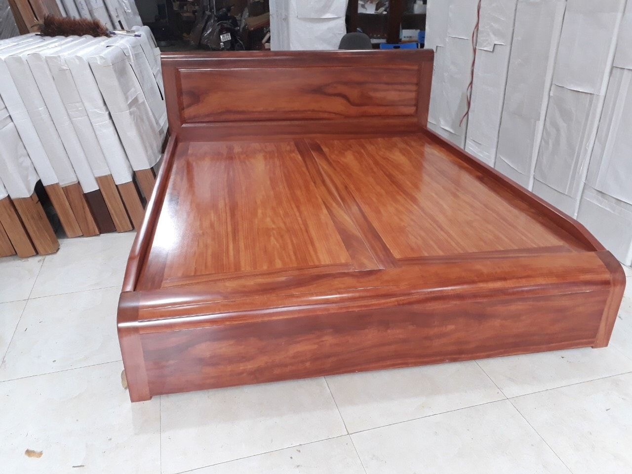 Giường ngủ gỗ Cẩm Lai