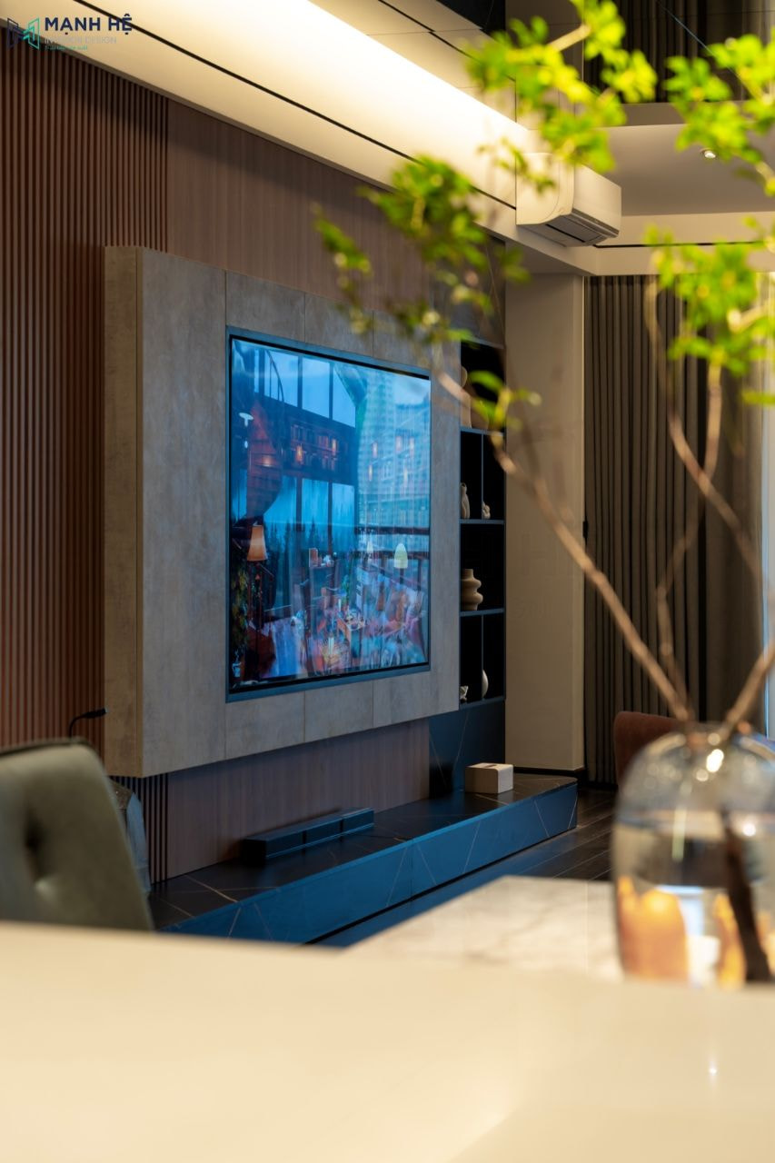 Tivi được bố trí âm tường với vách tường ốp đá