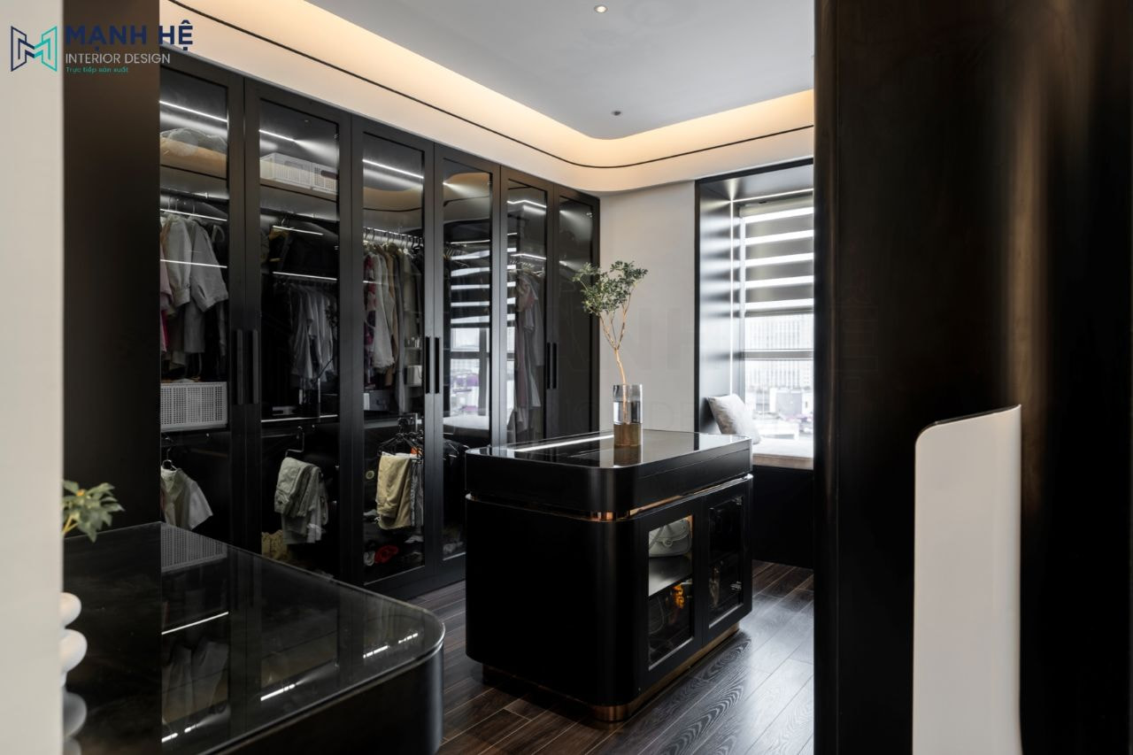 Không gian phòng thay đồ lấy màu đen chủ đạo với hệ tủ quần áo cánh kính