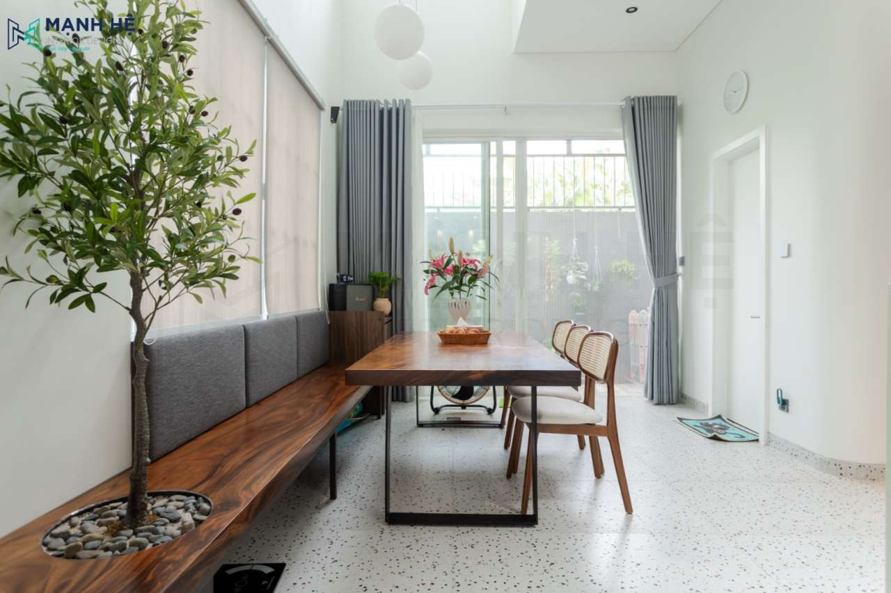 Bộ bàn ăn với 1 bên là ghế dài và 1 bên là 3 chiếc ghế đơn được làm hoàn toàn từ gỗ tự nhiên