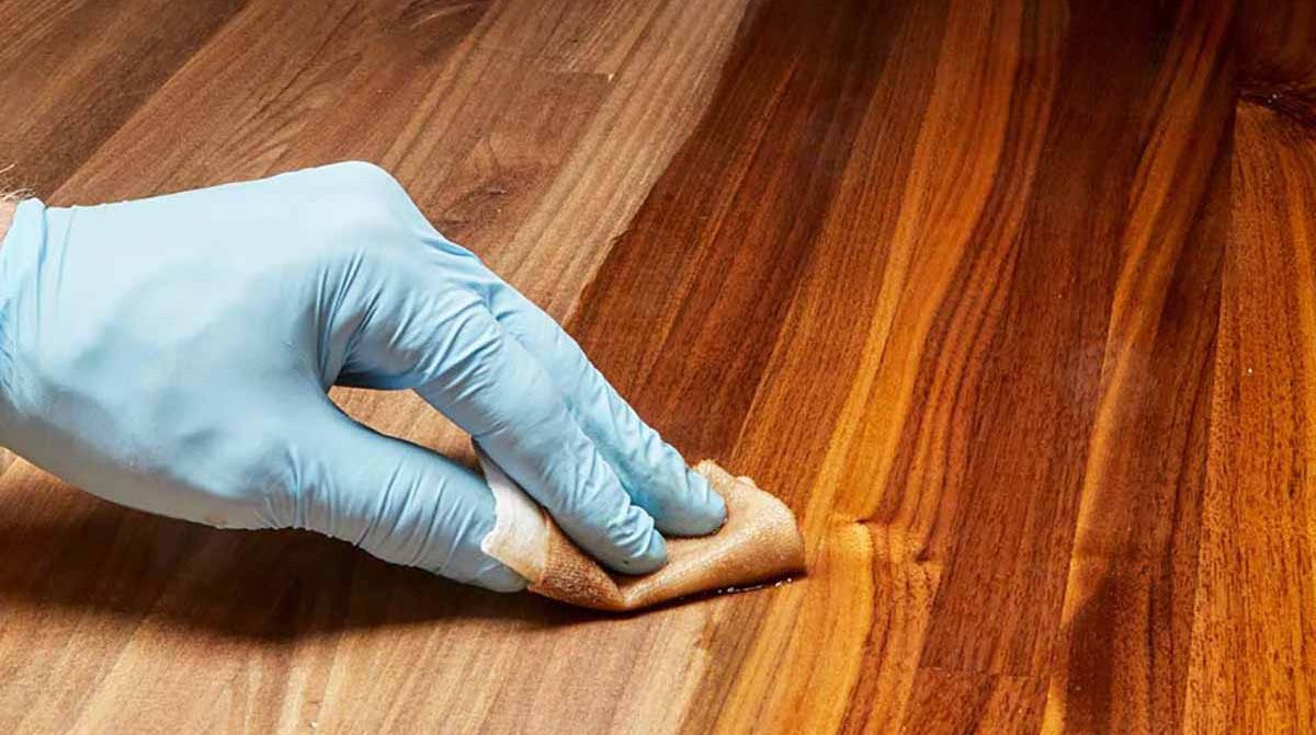 Đánh sơn, đánh vec-ni để diệt mối mọt cho đồ gỗ