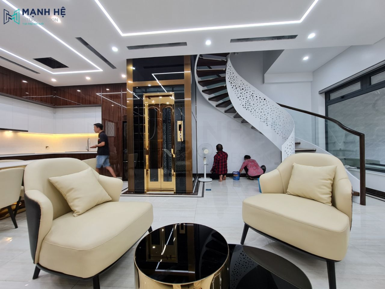 Thang máy được thiết kế với màu vàng gold phối hợp màu đen lịch lãm