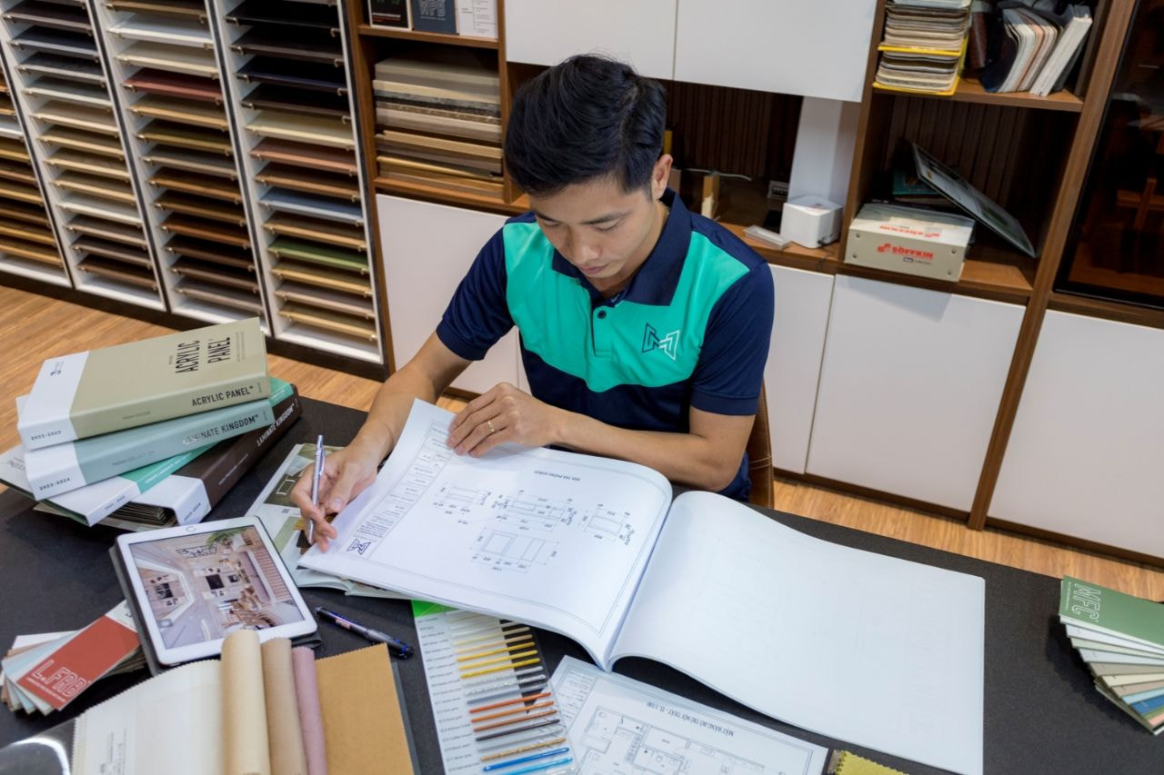 Hình ảnh nhân viên Mạnh Hệ đang chốt vật liệu nội thất gỗ An Cường cho khách hàng