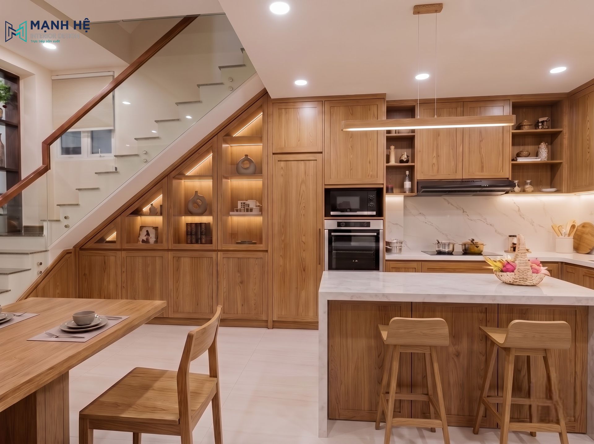 Tủ đựng đồ dưới gầm cầu thang bằng gỗ ấm áp kết hợp kệ trang trí chiếu đèn LED cho không gian nhà bếp