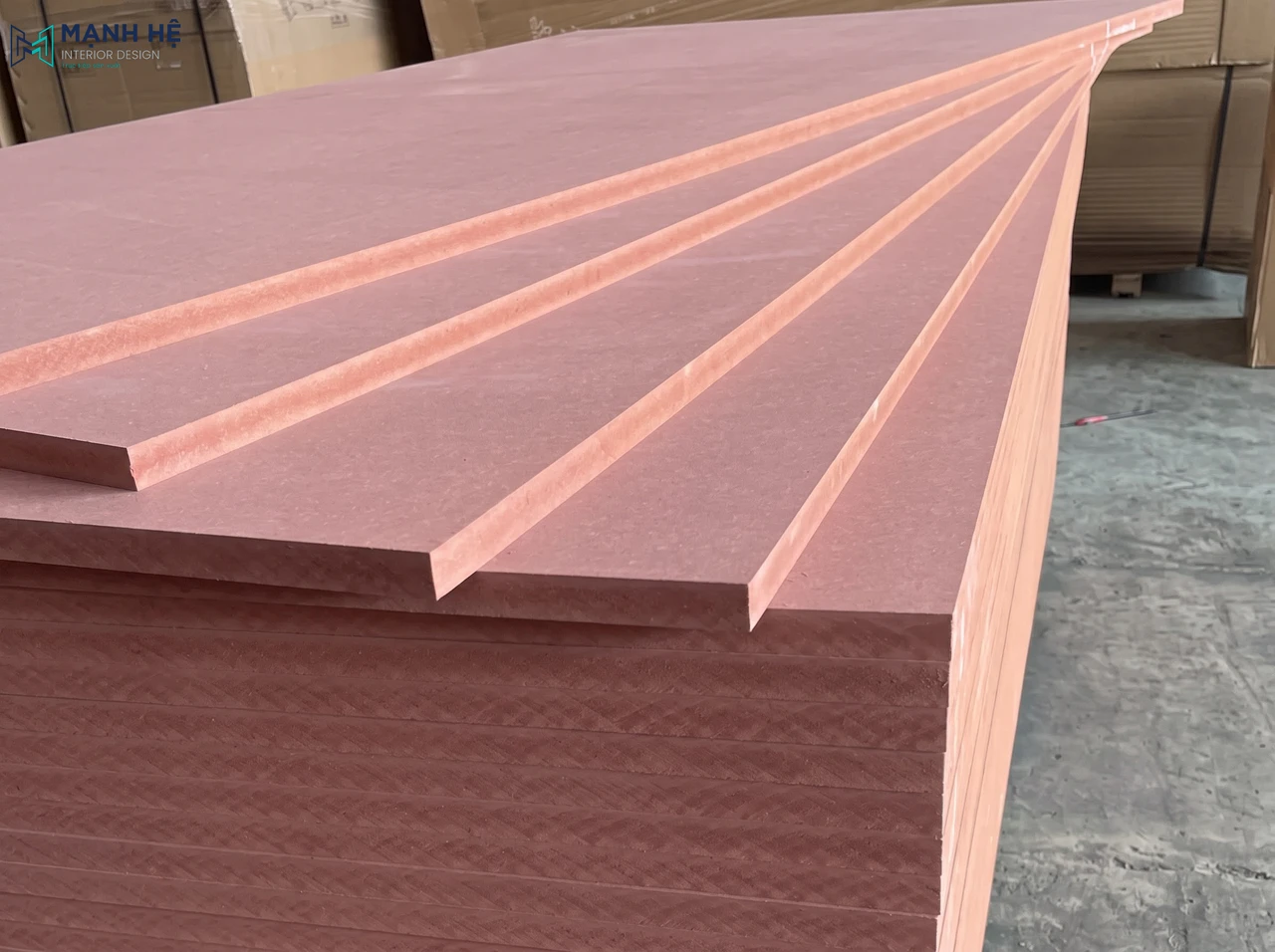 chồng ván gỗ công nghiệp mdf chống ẩm màu hồng cam xếp chồng tại xưởng