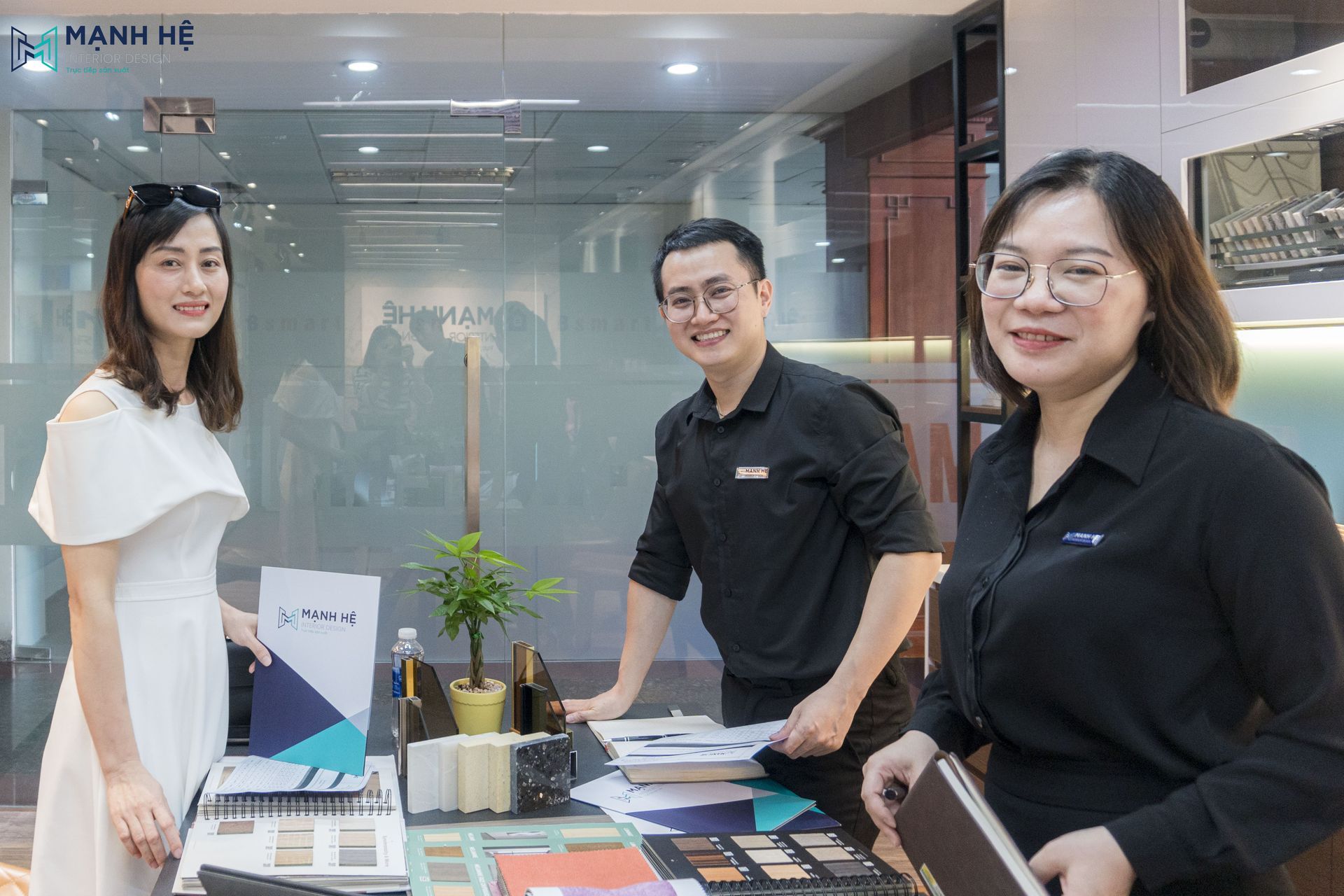 Đội ngũ chuyên viên Mạnh Hệ tư vấn chi tiết cho khách hàng về quy trình và các lưu ý quan trọng khi cải tạo nhà chung cư cũ.