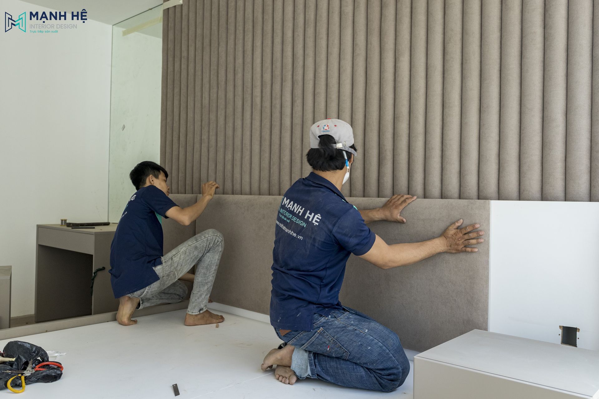Đội ngũ thợ Mạnh Hệ tỉ mỉ lắp đặt vách ốp đầu giường, hoàn thiện không gian phòng ngủ sau khi cải tạo nội thất.
