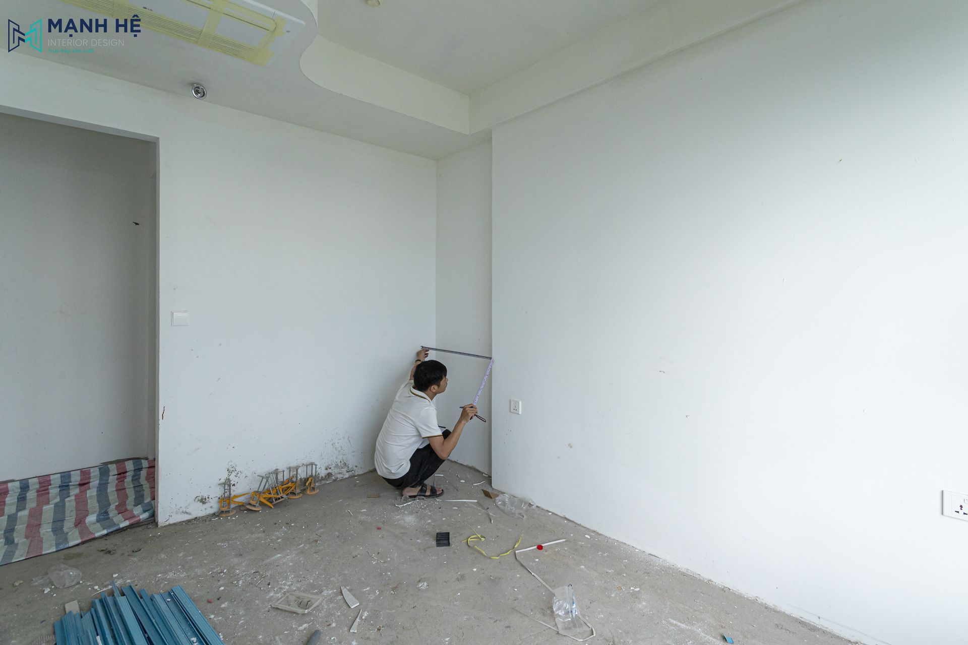 Kỹ thuật viên Mạnh Hệ đo đạc kỹ lưỡng và kiểm tra hiện trạng kết cấu trước khi tiến hành cải tạo nội thất chung cư.