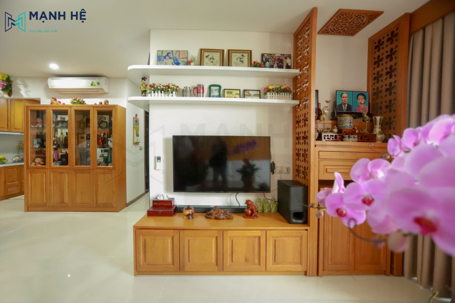 1-thi-cong-ke-tivi-go-tu-nhien-noi-that-manh-he Hoàn thiện nội thất căn hộ Hado Centrosa 100m2 - 3PN- Chú Dũng