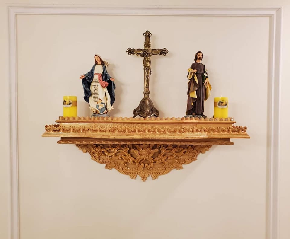 Các mẫu kệ bàn thờ chúa cho phòng khách gia đình công giáo