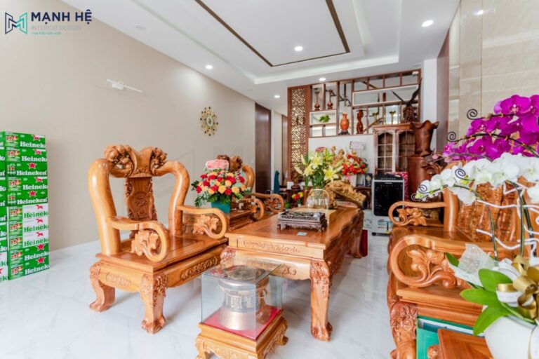 Bộ bàn ghế bằng chất liệu gỗ tự nhiên với họa tiết vân gỗ sang chảnh