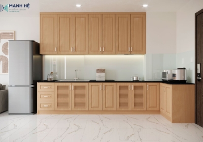 Hệ tủ bếp kịch trần chữ L tone nâu gỗ sáng giúp không gian bếp thêm gọn gàng