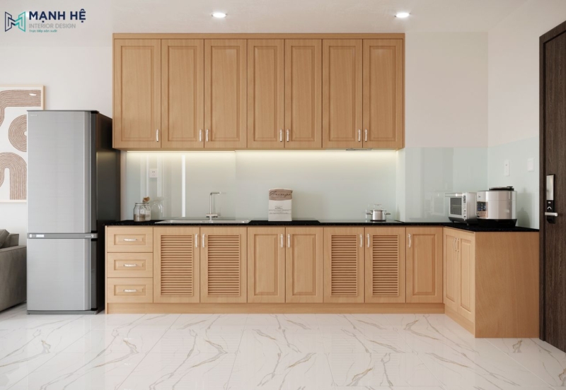 Hệ tủ bếp kịch trần chữ L tone nâu gỗ sáng giúp không gian bếp thêm gọn gàng