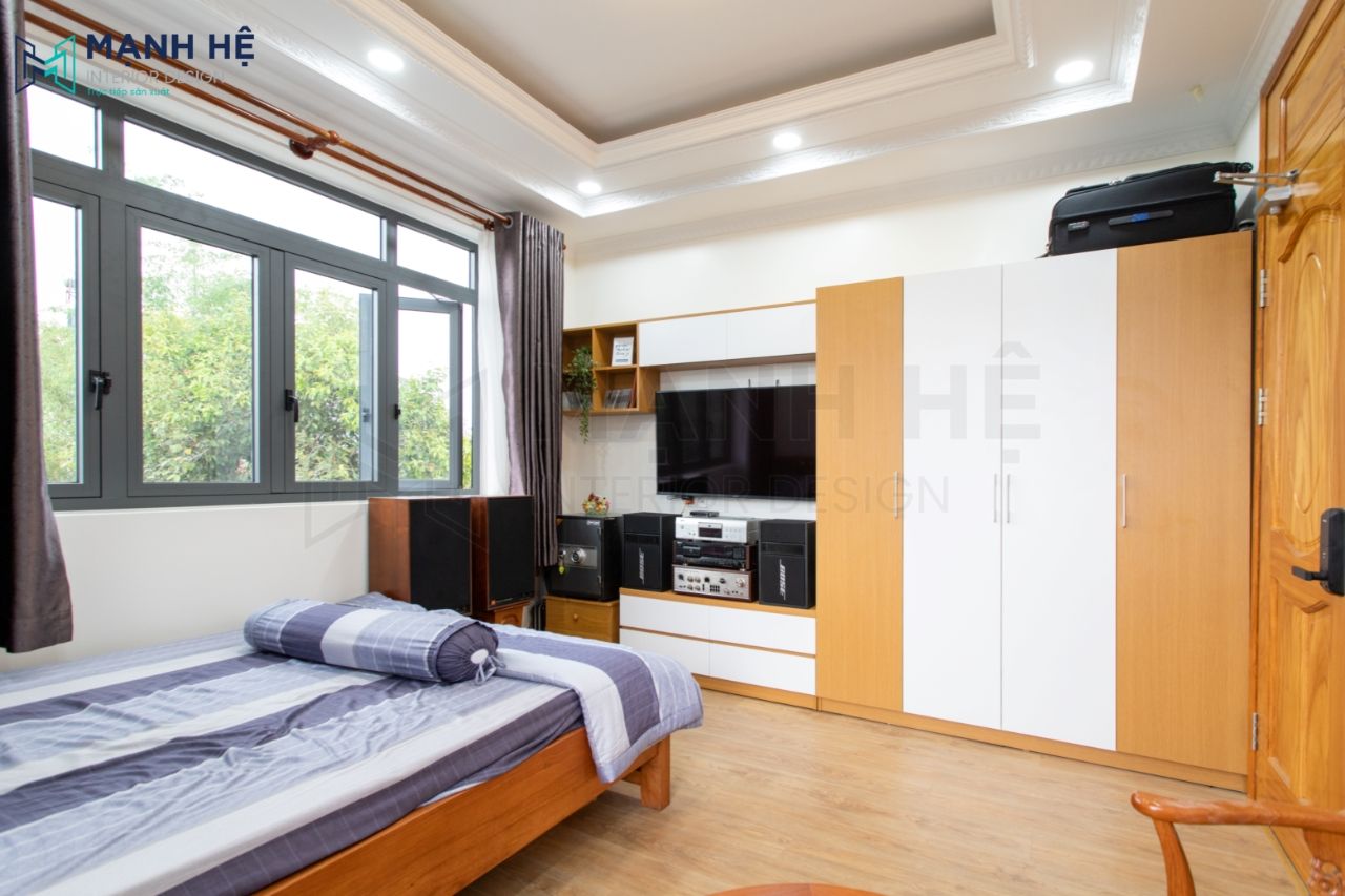 Phòng ngủ có nhiều cửa sổ giữ cho căn phòng luôn sáng sủa và thông thoáng