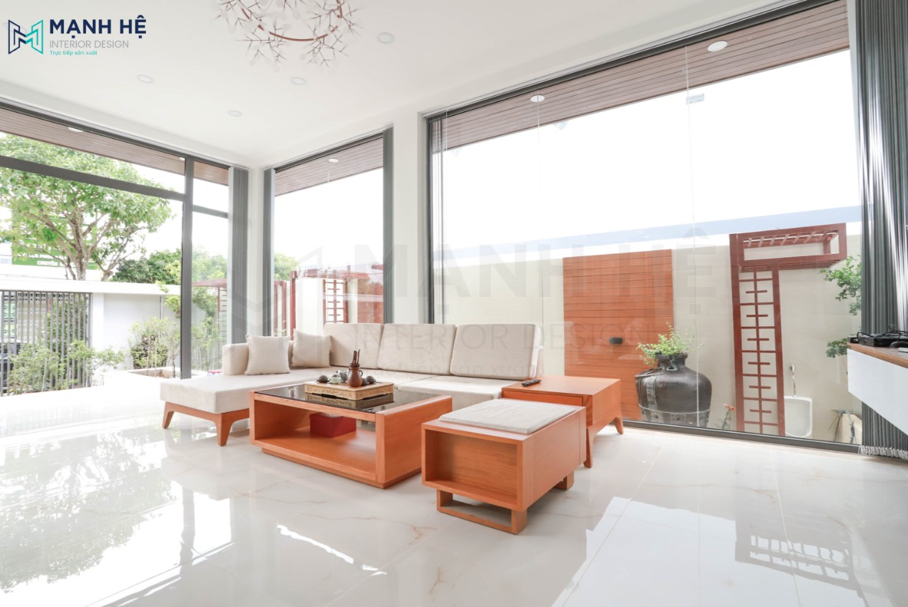 1. Thi Công Nội Thất Phòng Khách Trung tâm phòng khách toát lên vẻ đẹp cực kỳ giá trị với chất liệu gỗ Sồi tự nhiên sơn