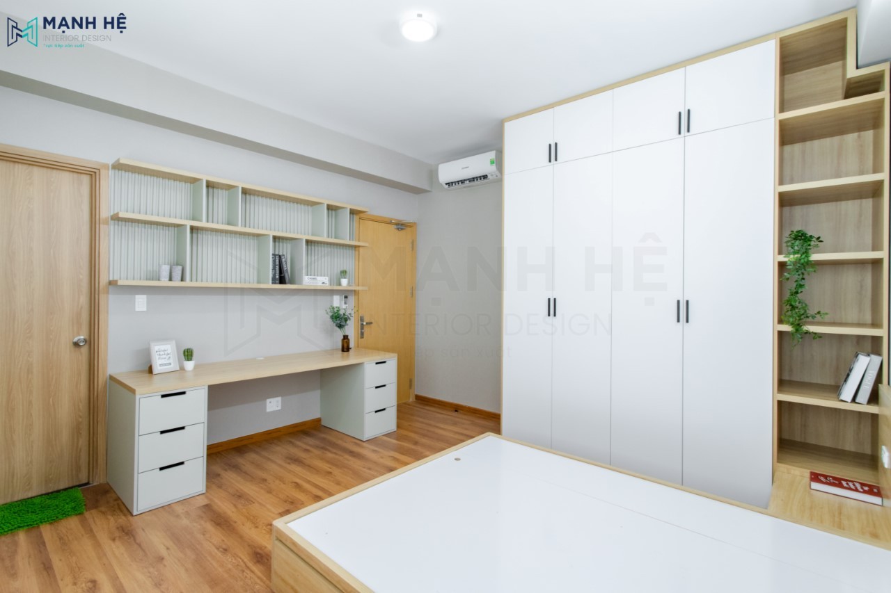 Bàn làm việc lớn rộng rãi đặt trong phòng ngủ master