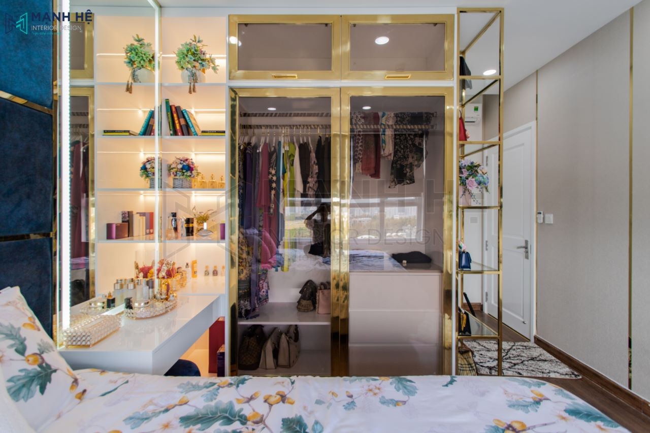 Thi công tủ quần áo đụng trần cánh kính, viền kim loại inox mạ vàng đặc trưng của phong cách Luxury