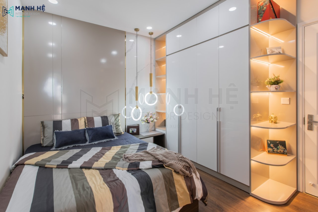 Tủ quần áo đụng trần kết hợp kệ trang trí bo góc mềm mại