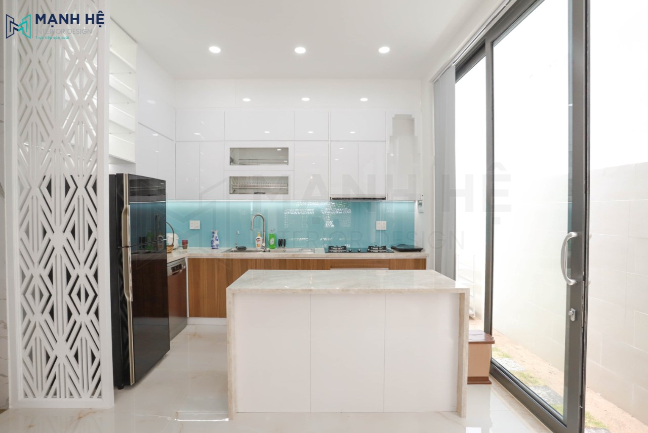 2. Phòng Bếp Liền Khách Mẫu bàn đảo bếp được thi công hoàn thiện với bề mặt ốp đá Marble sáng bóng