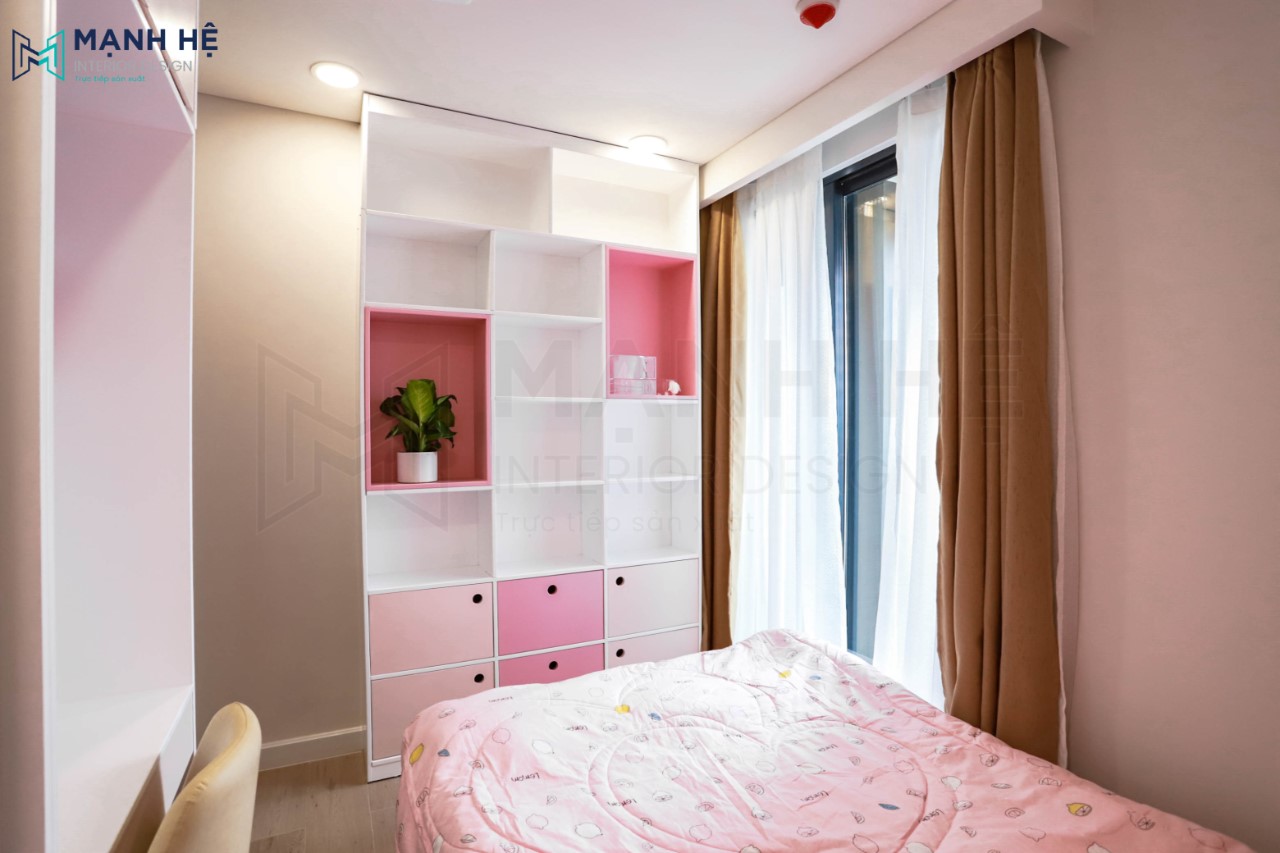 Kệ tủ trang trí phòng ngủ bé được chia nhiều ô tủ và phối màu xen kẽ