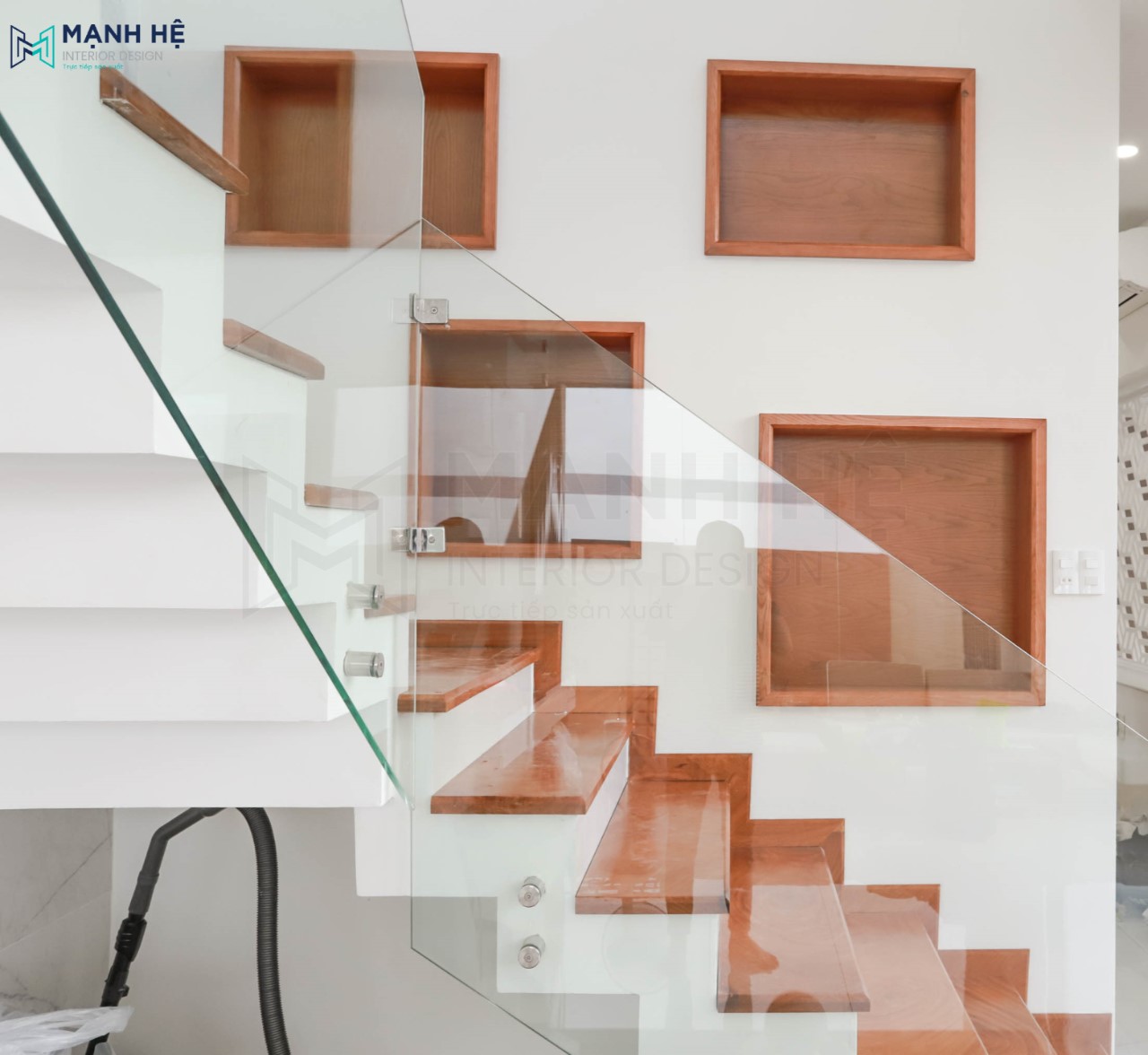 3. Ô Kệ ốp Gỗ Tường Cầu Thang Các ô kệ gỗ âm tường trang trí cầu thang cũng được chăm chút đến từng đường nét