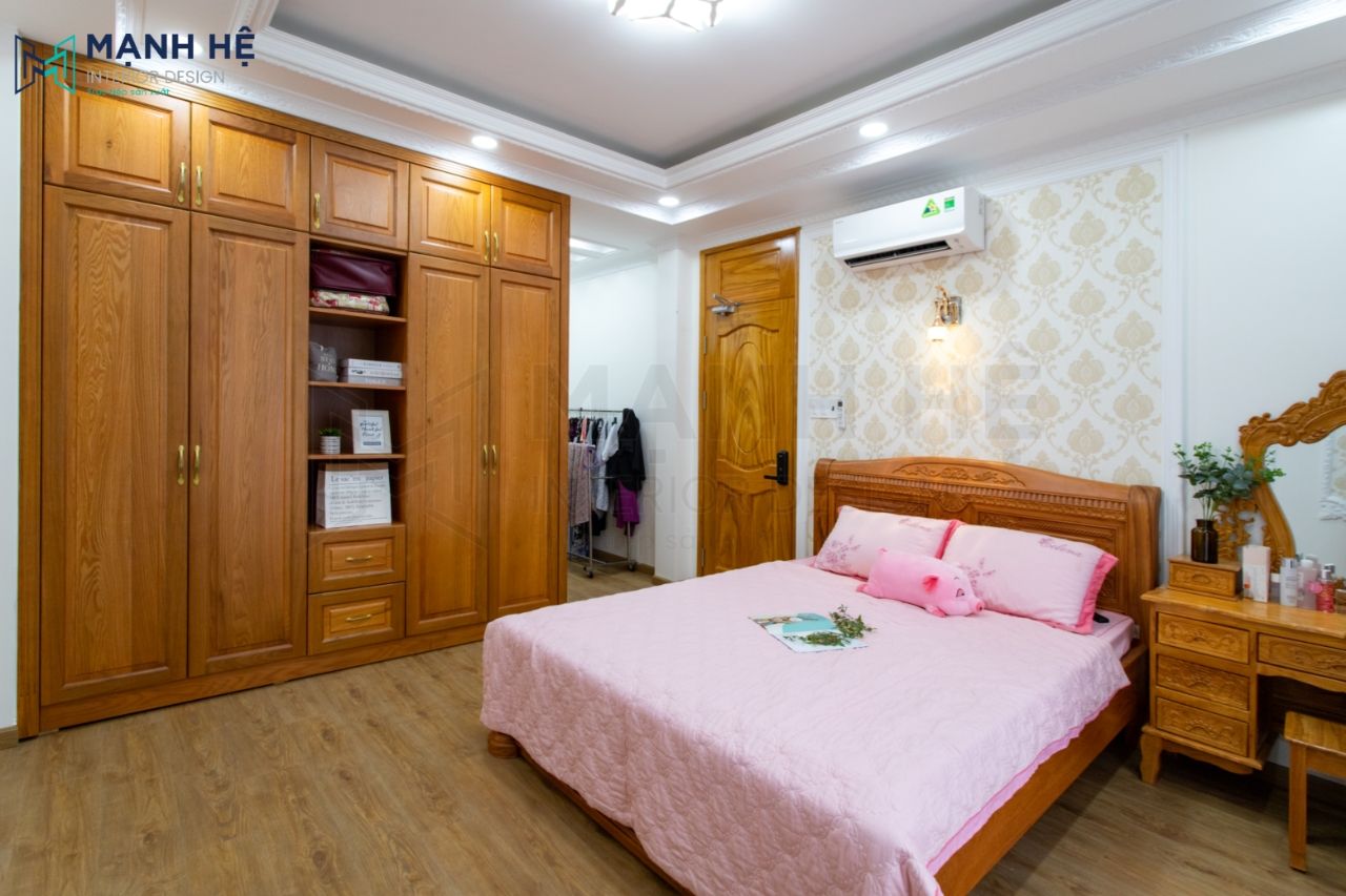 Giấy dán tường màu vàng trắng sang trọng mang đậm phong cách tân cổ điển