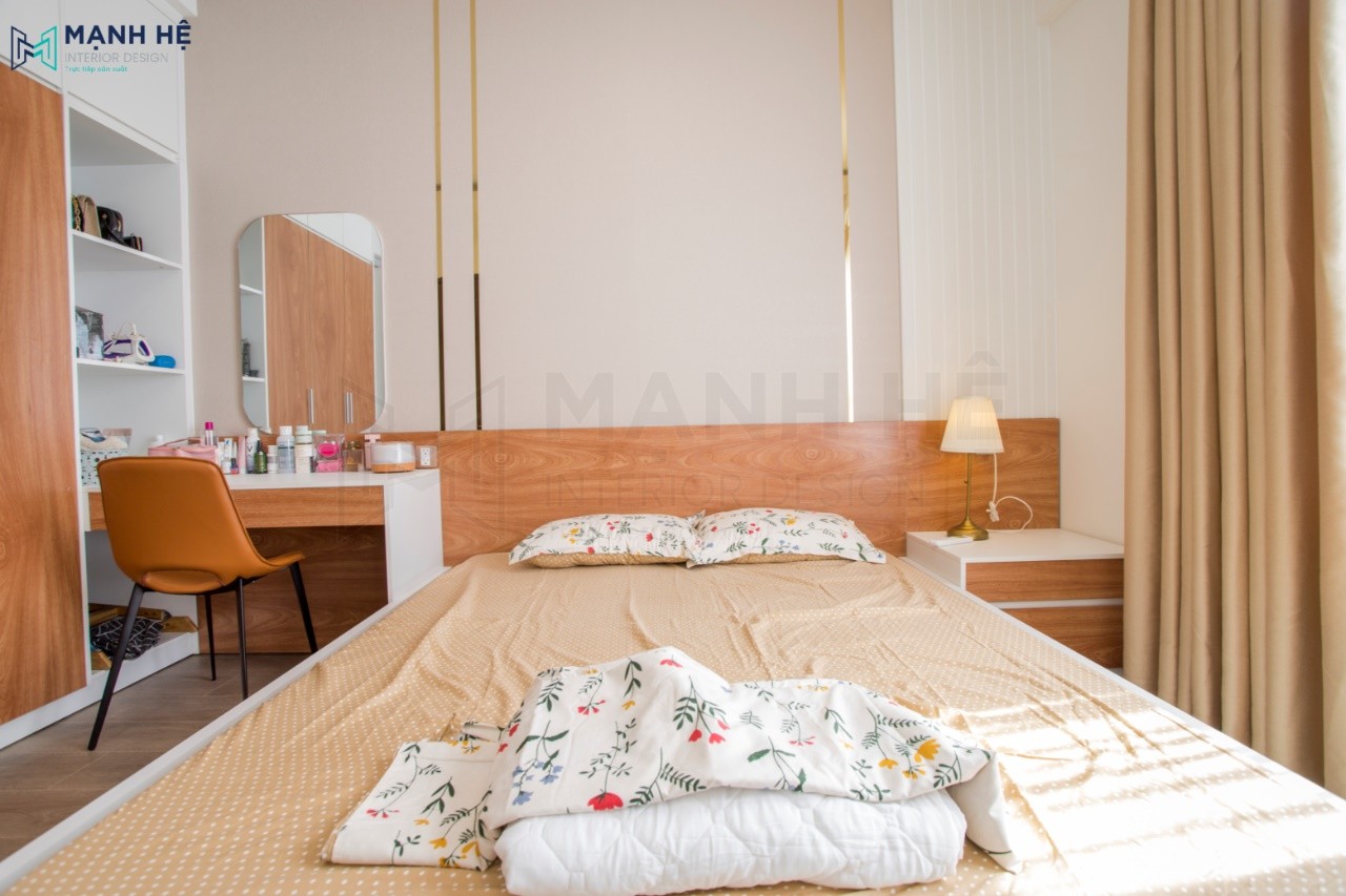 Đầu giường sử dụng vách ốp gỗ màu nâu ấm áp tạo điểm nhấn cho không gian
