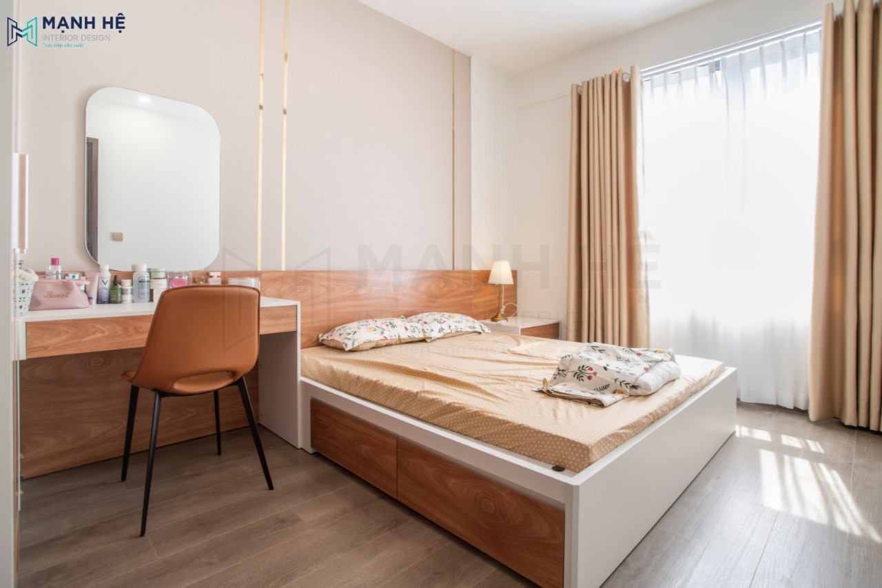 Đầu giường sử dụng vách ốp gỗ màu nâu ấm áp tạo điểm nhấn cho không gian
