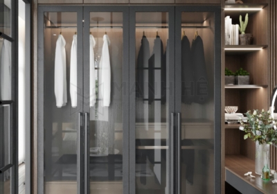 Thiết kế nội thất phòng ngủ hiện đại với hệ tủ quần áo tích hợp kệ trang trí âm tường cửa kính đa năng bởi nhiều hộc tủ kéo bên trong tủ