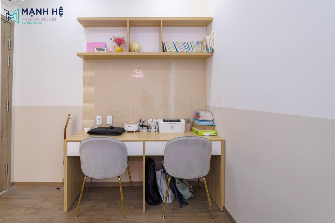 Hệ bàn học đôi và kệ sách được làm từ gỗ công nghiệp hiện đại cho 2 bé