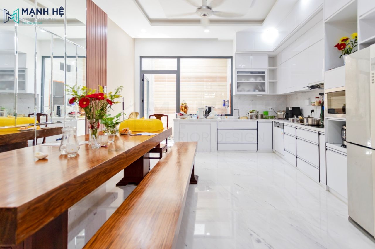 Thi Cong Noi That Nha Pho Hệ tủ bếp thiết kế dạng L cao đụng trần tiện lợi, giúp tiết kiệm diện tích