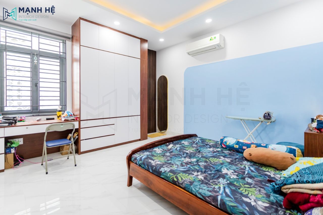 Thi Cong Noi That Nha Pho Thi công tủ quần áo kết hợp kệ trang trí và bàn làm việc với thiết kế cao đụng trần tiết kiệm diện tích không gian