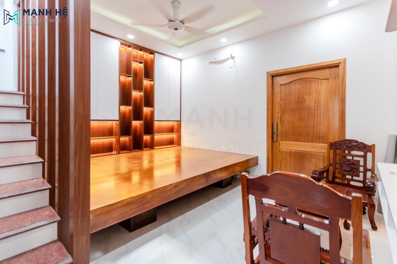 Thi Cong Noi That Nha Pho Bố trí phản gỗ lớn từ gỗ tự nhiên cao cấp ở giữa