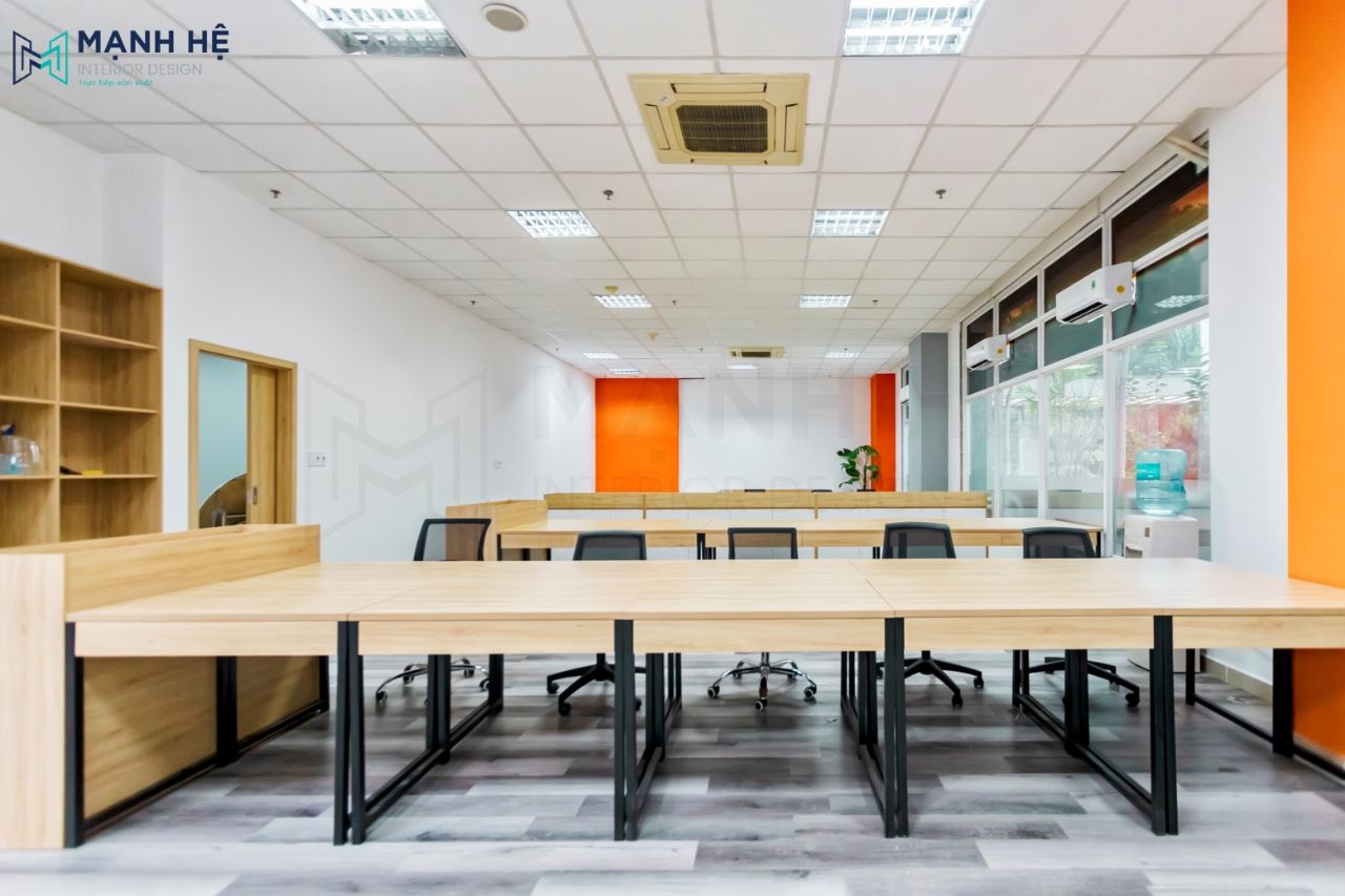 Không gian làm việc của nhân viên với bàn ghế nối liền nhau