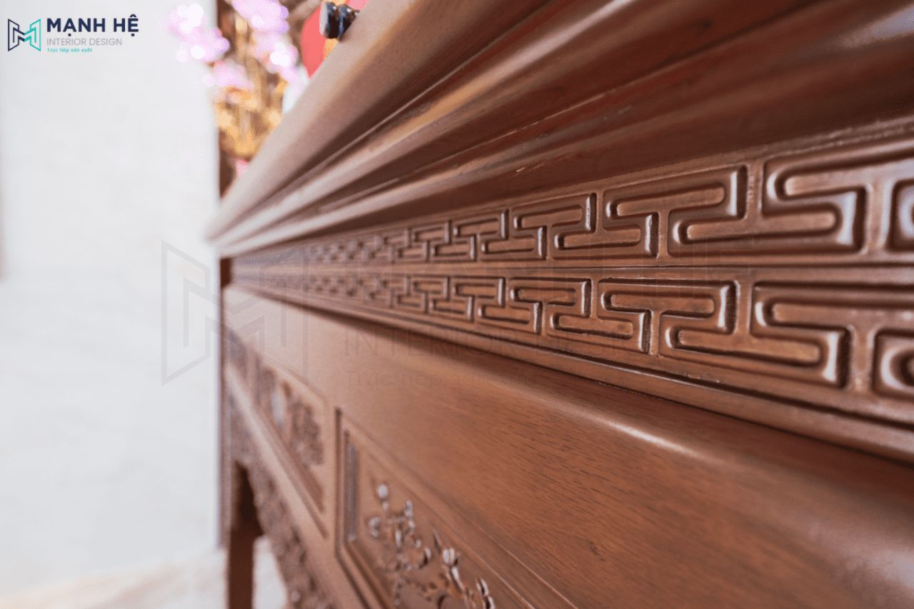 Từng đường trạm khắc của bàn thờ gỗ sồi đều chuẩn xác, chỉn chu đến từng chi tiết